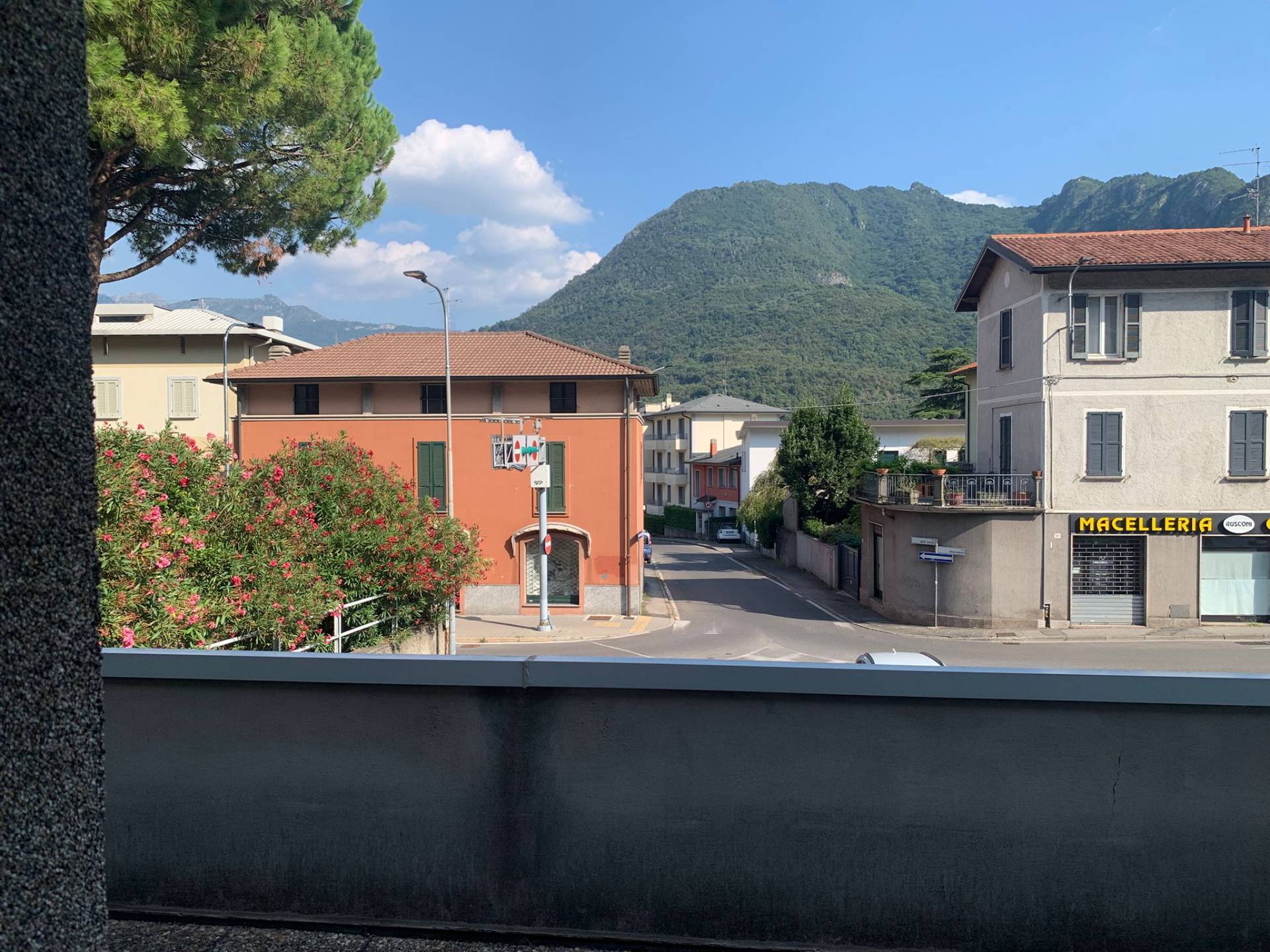 Locale commerciale in affitto a Valmadrera