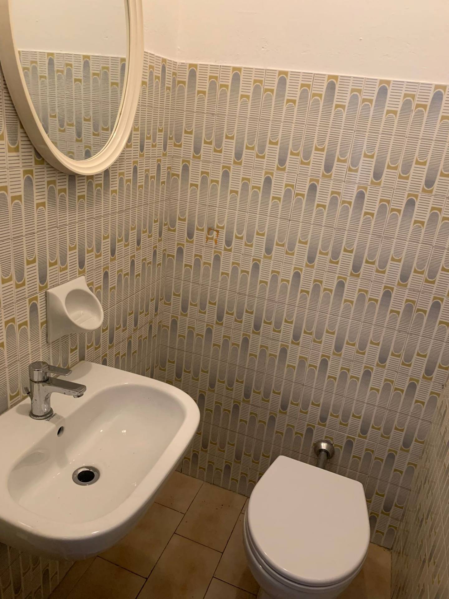 Locale commerciale in affitto a Valmadrera