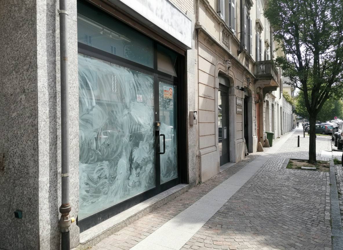 Locale commerciale in vendita a Lecco