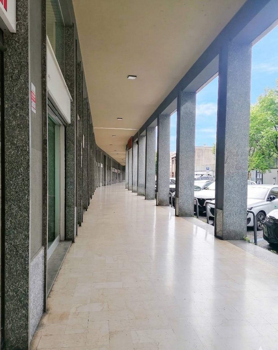 Locale commerciale in affitto a Lecco