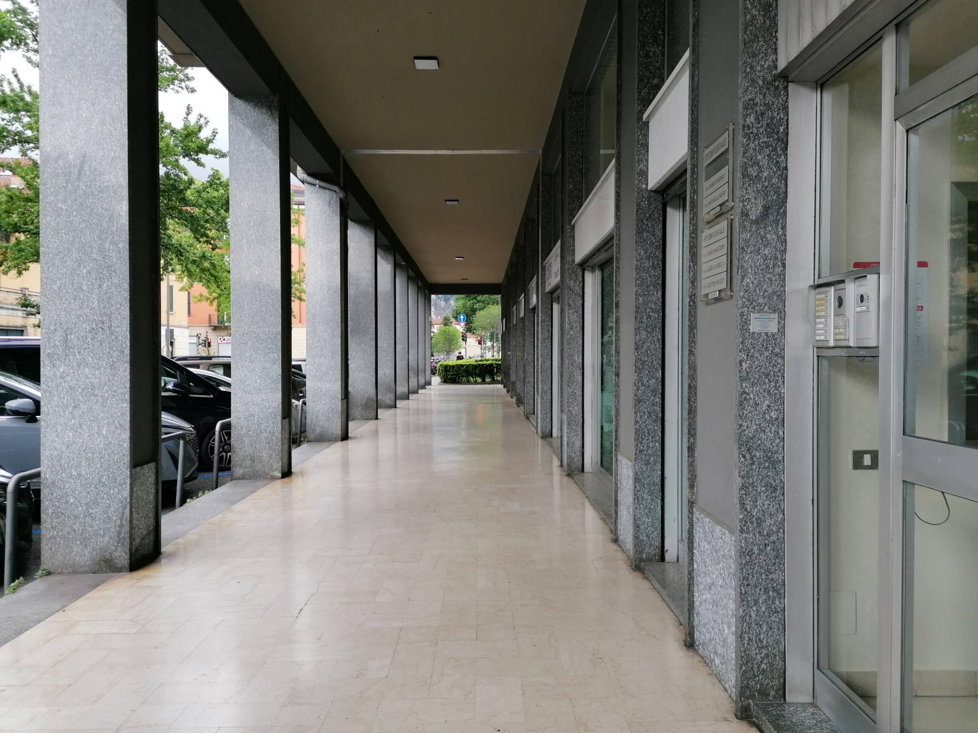 Locale commerciale in affitto a Lecco