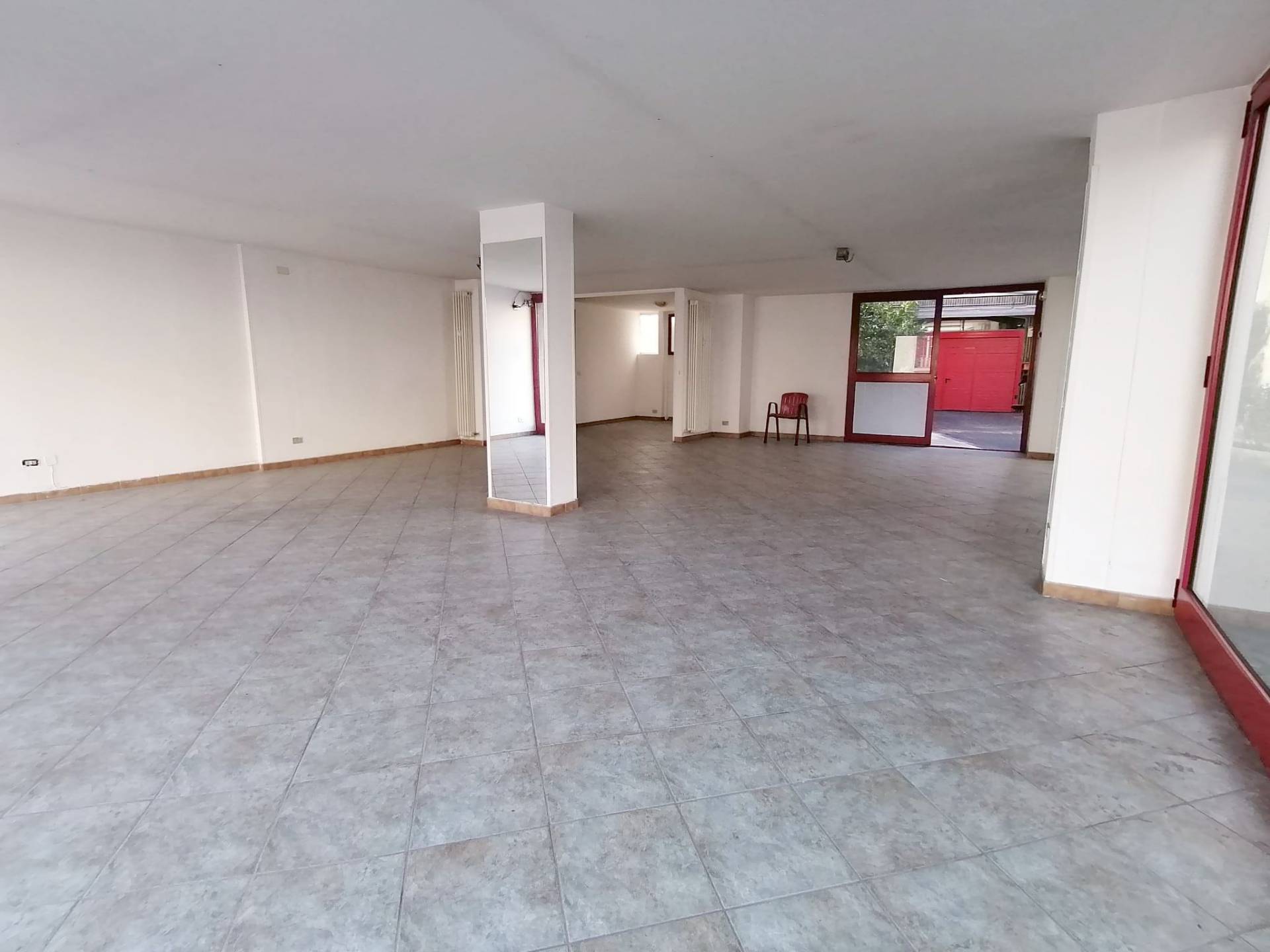 Locale commerciale in vendita a Lecco