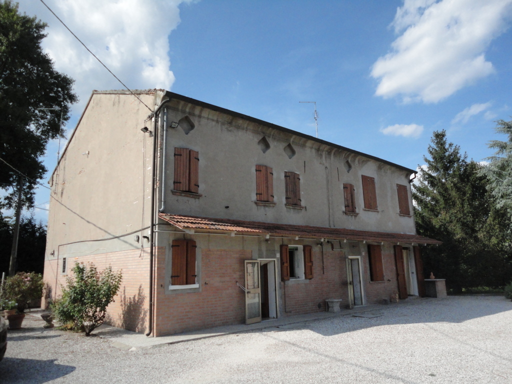 Casa indipendente con box doppio in larghezza Ferrara monestirolo