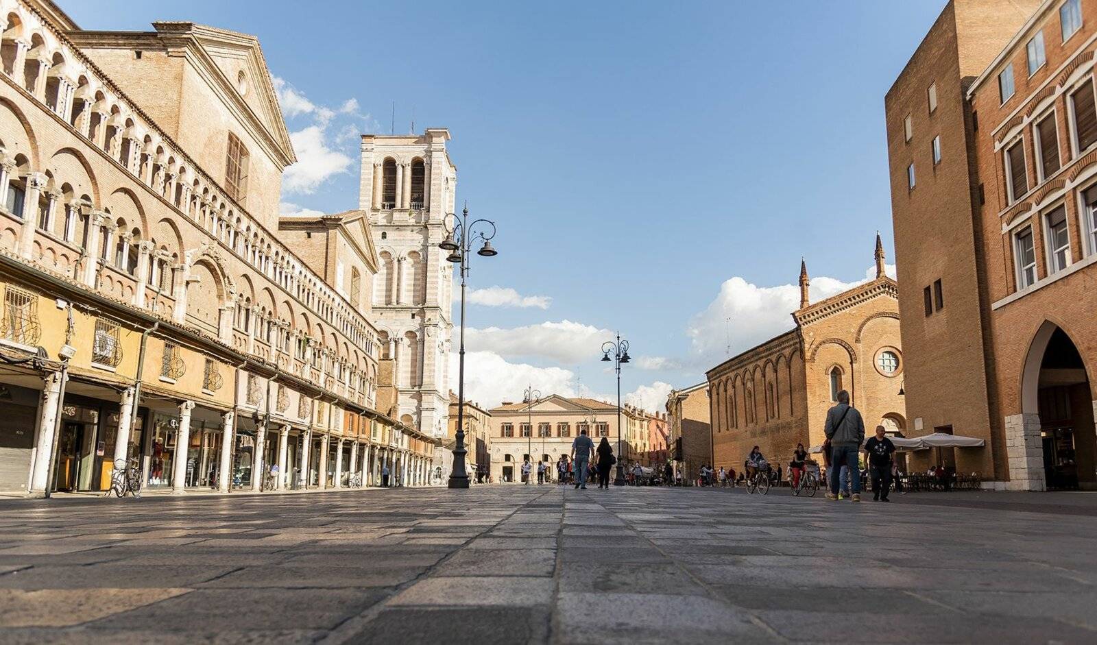 Negozio in vendita a Ferrara, Centro storico