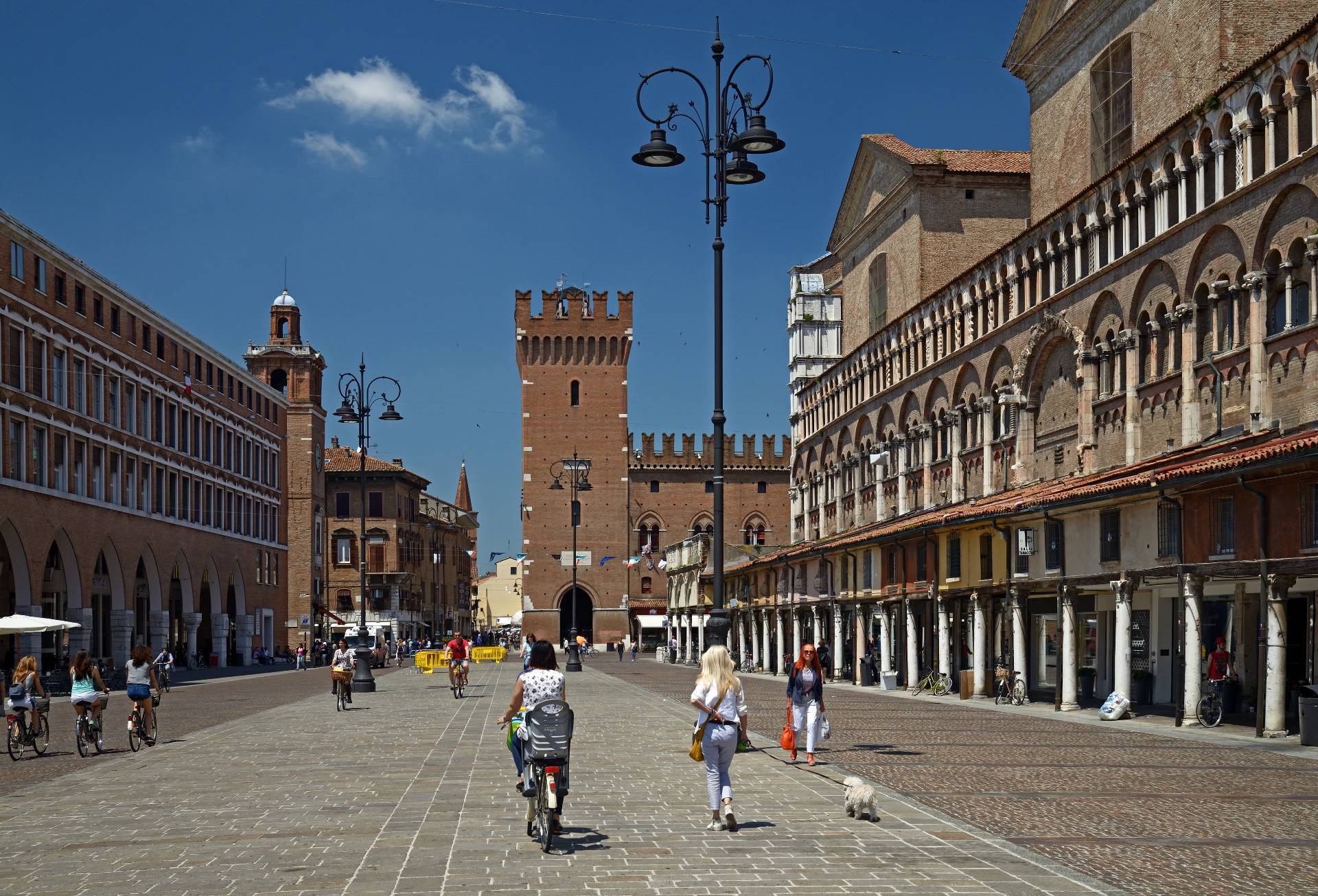 Negozio in vendita a Ferrara, Centro storico