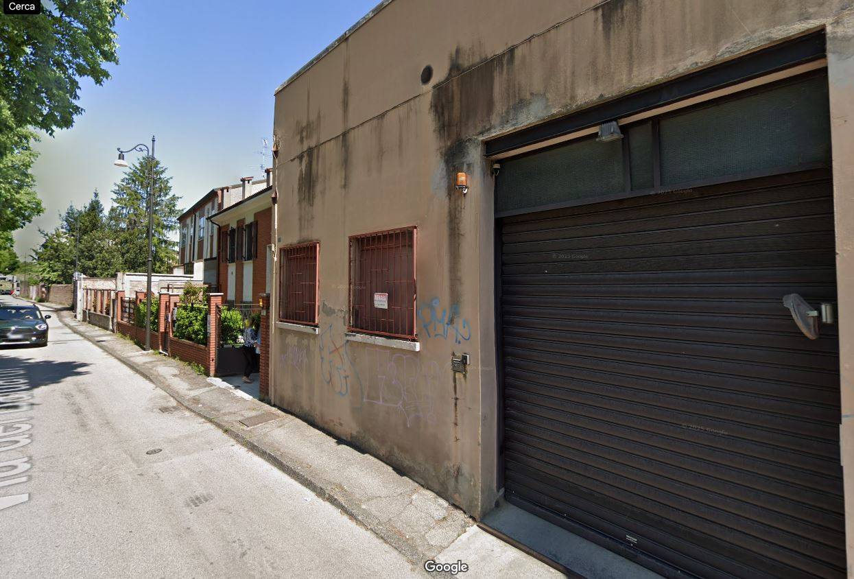 Posto auto coperto in vendita a Ferrara, Centro storico