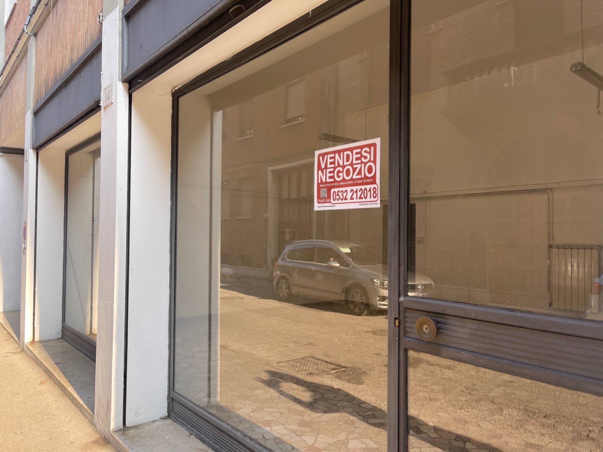 Negozio in vendita a Ferrara, Centro storico