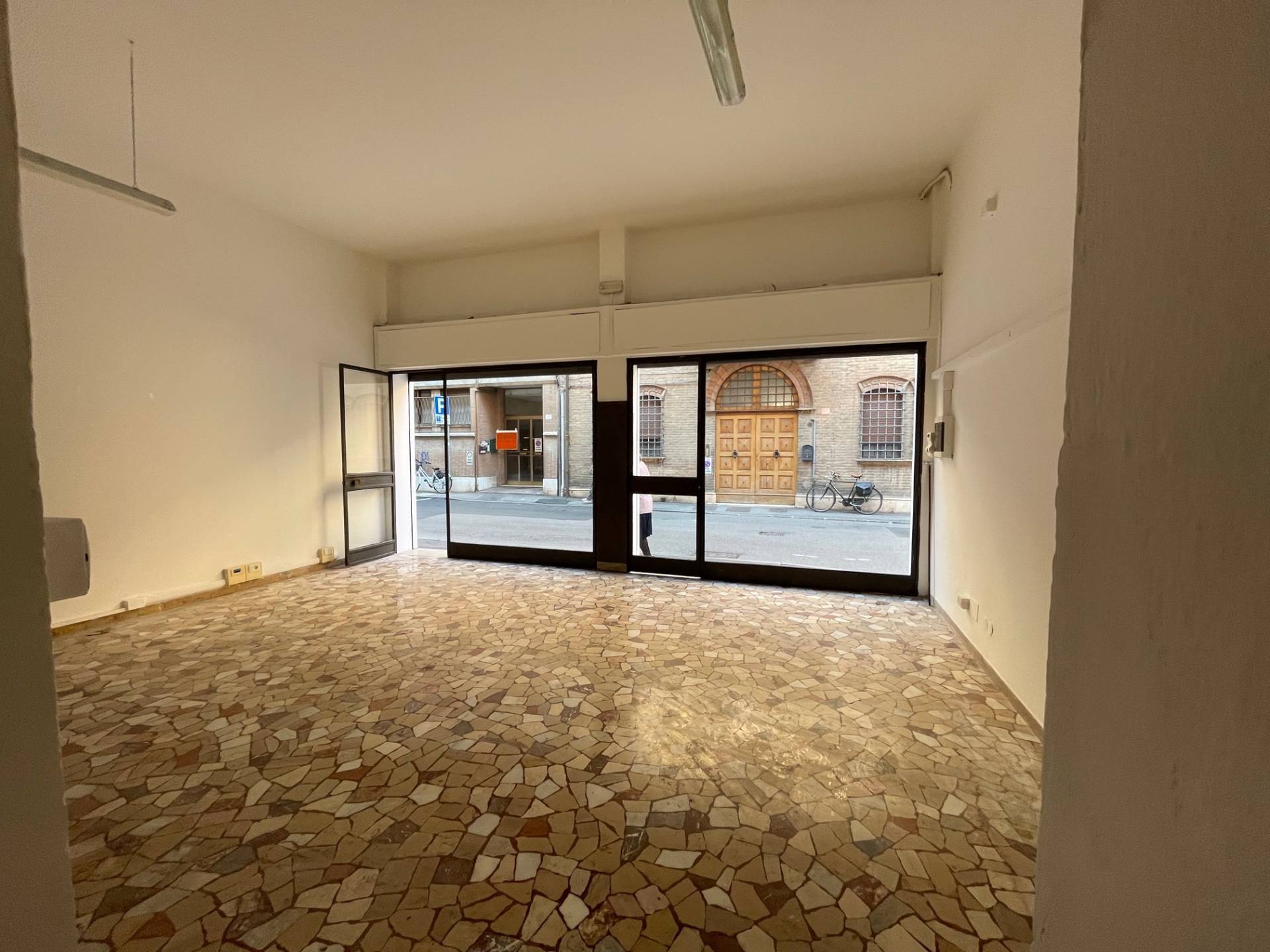 Negozio in vendita a Ferrara, Centro storico