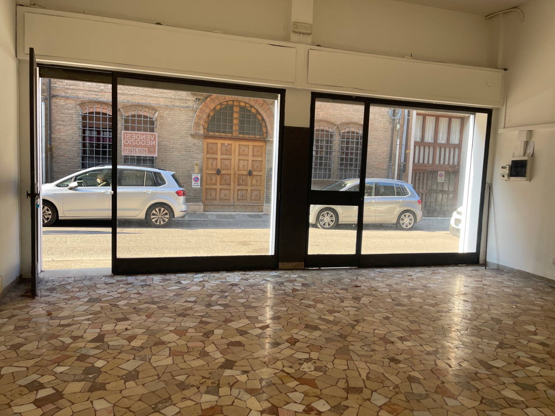 Negozio in vendita a Ferrara, Centro storico
