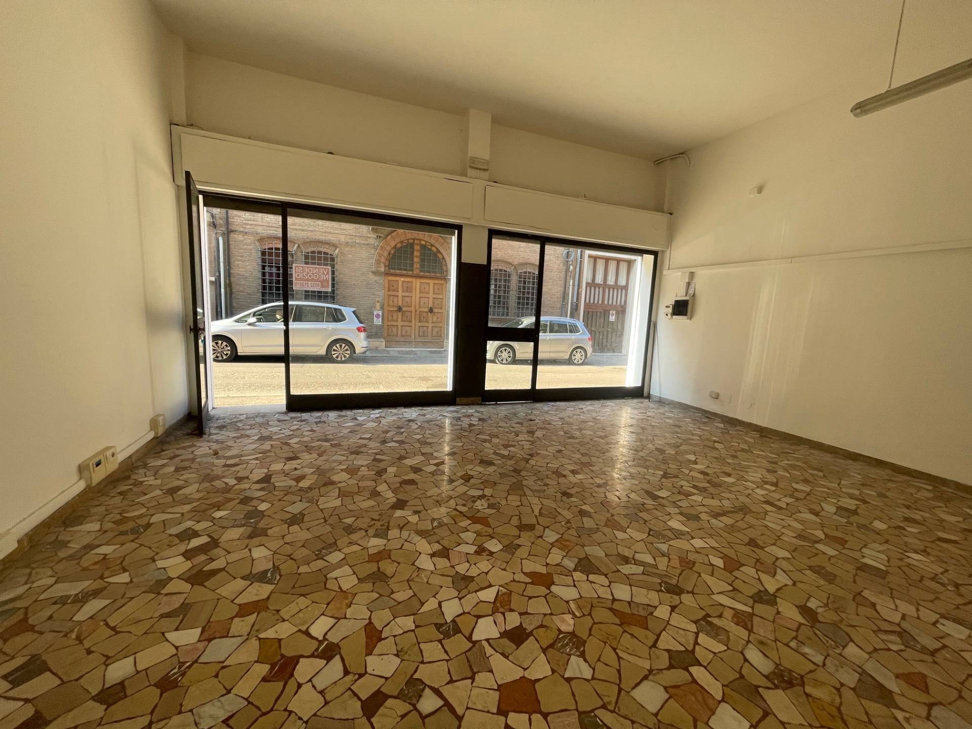 Negozio in vendita a Ferrara, Centro storico