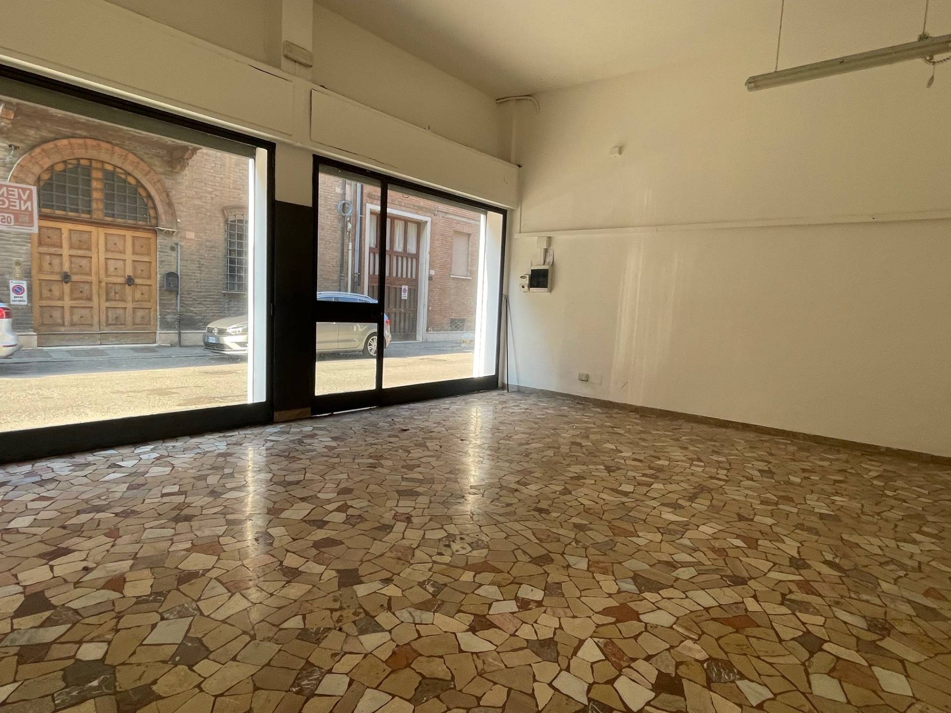 Negozio in vendita a Ferrara, Centro storico