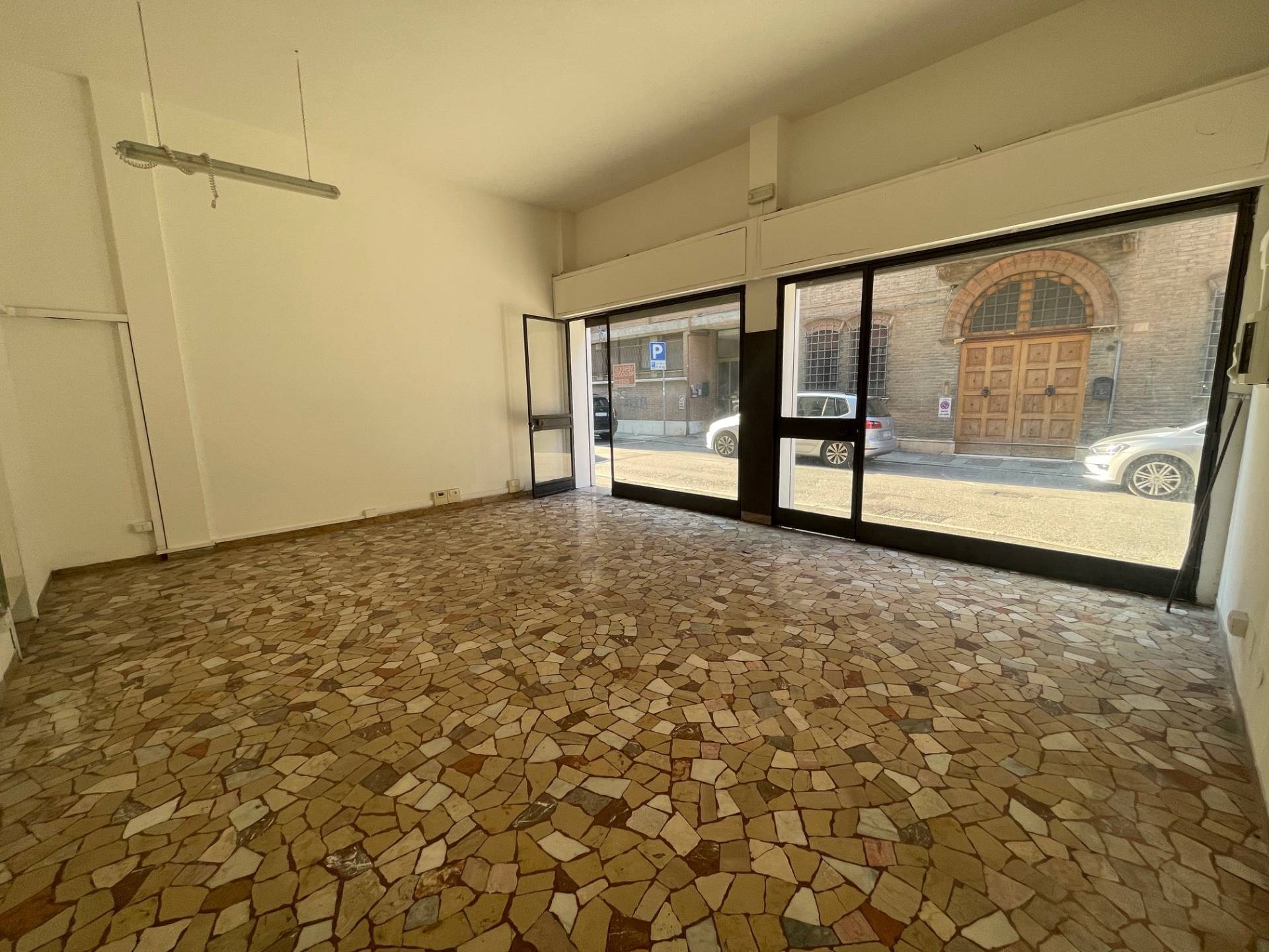 Negozio in vendita a Ferrara, Centro storico