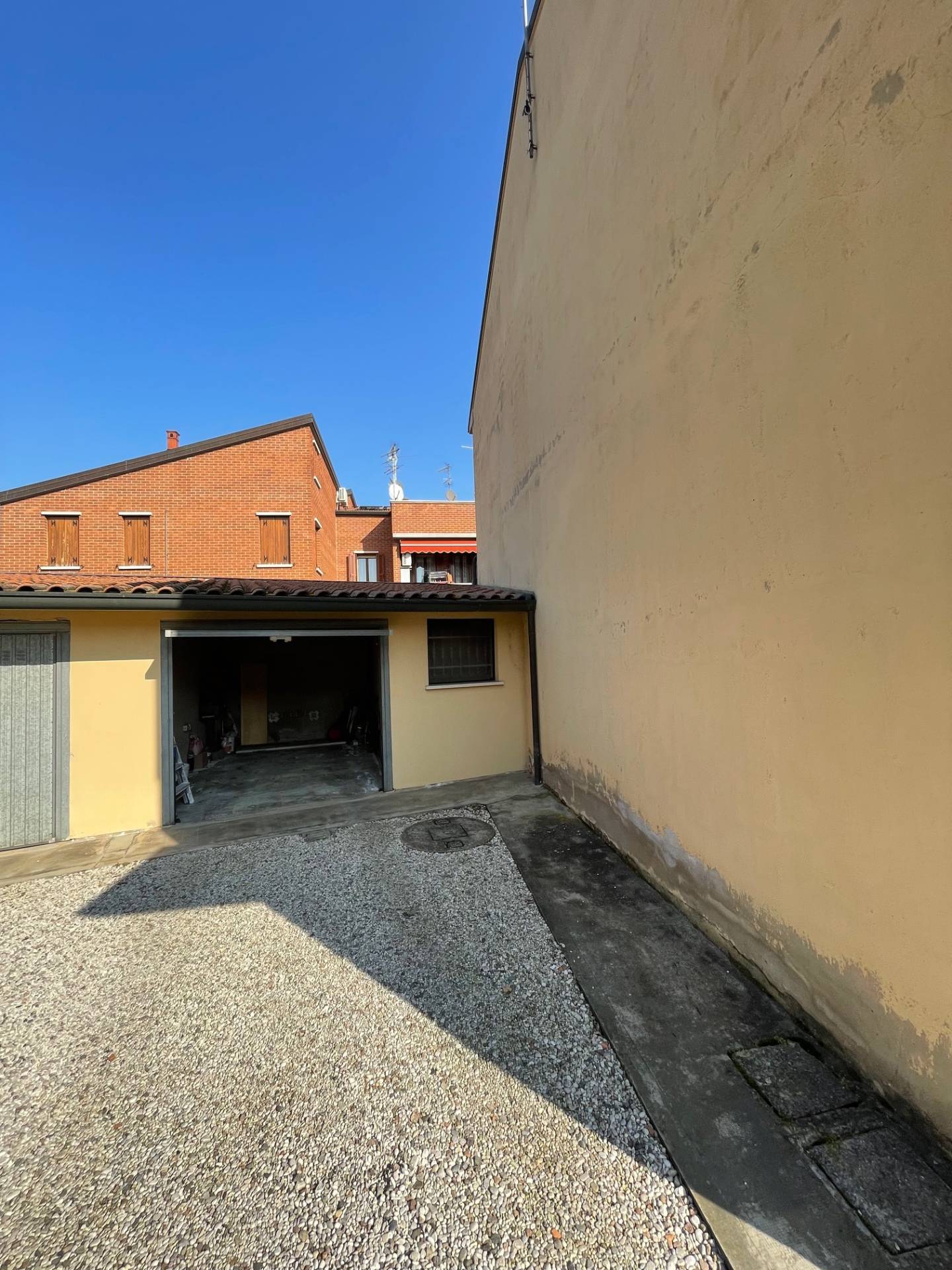 Negozio in vendita a Ferrara, Fuori Mura - Zona Est