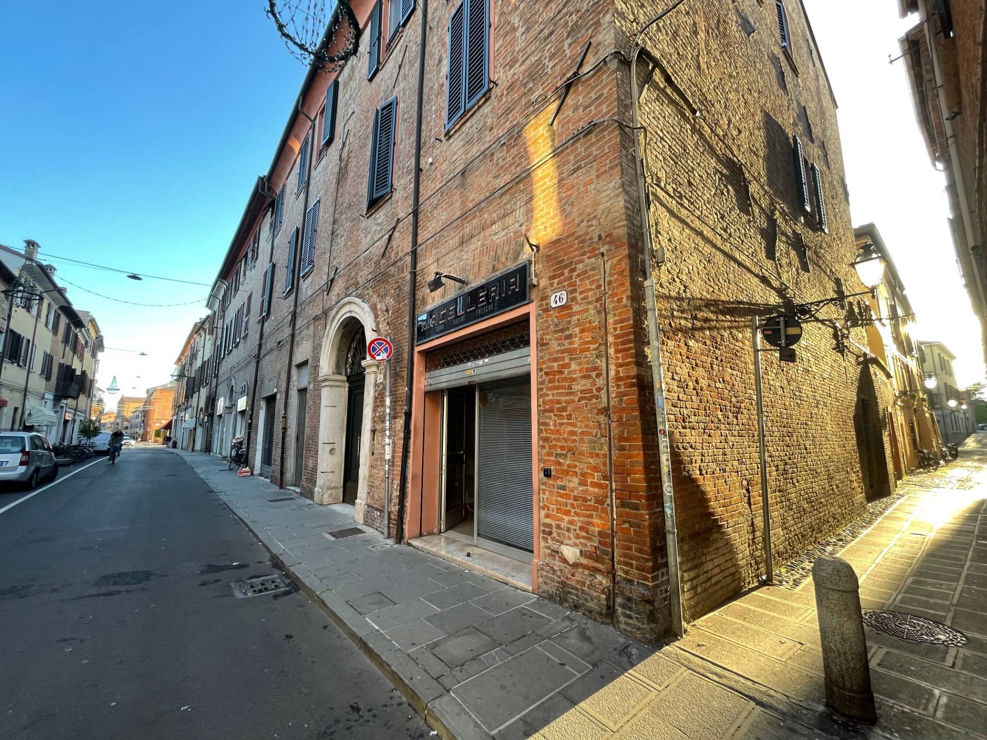 Negozio in vendita a Ferrara, Centro storico