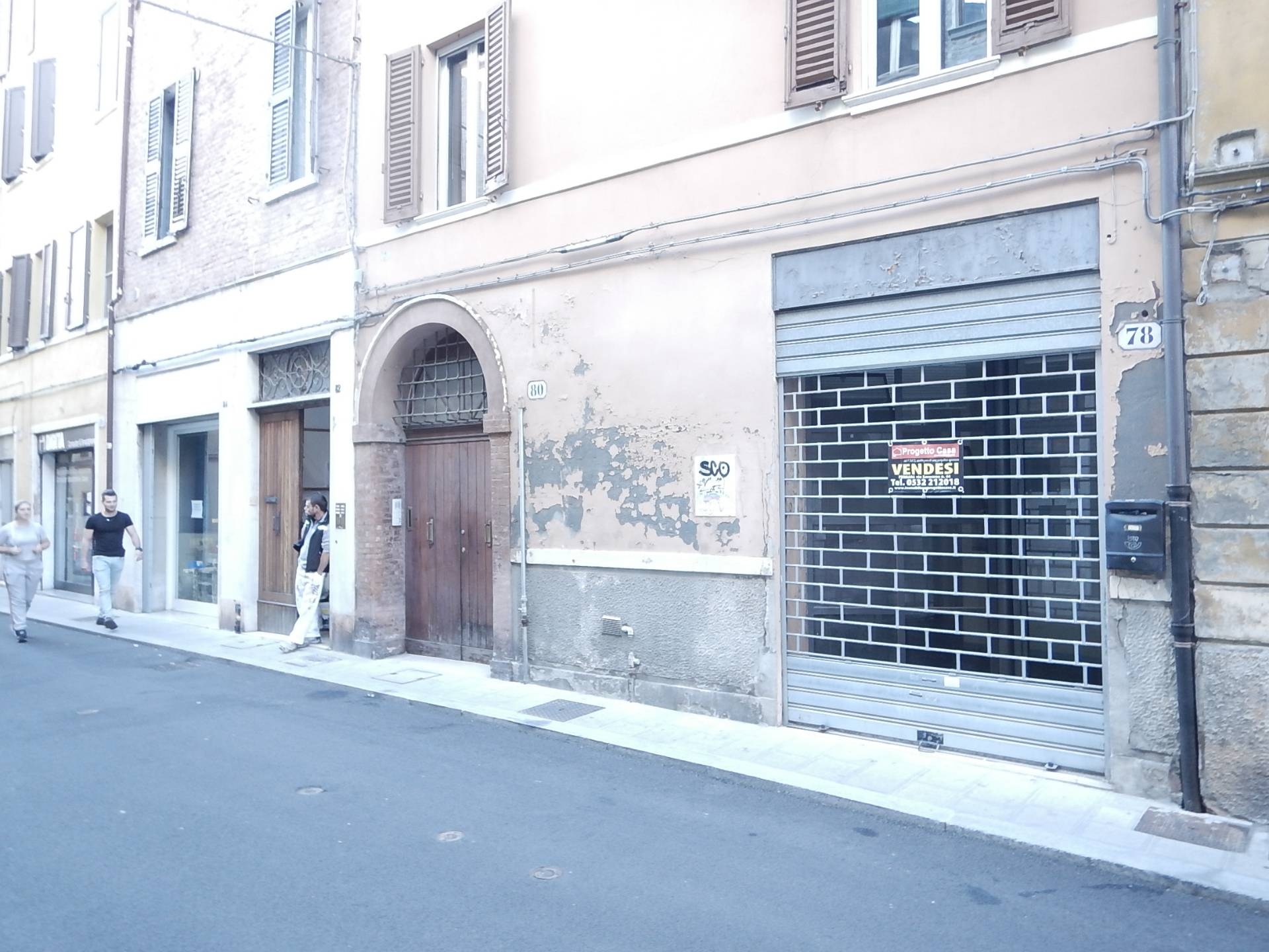 Negozio in vendita a Ferrara, Centro storico