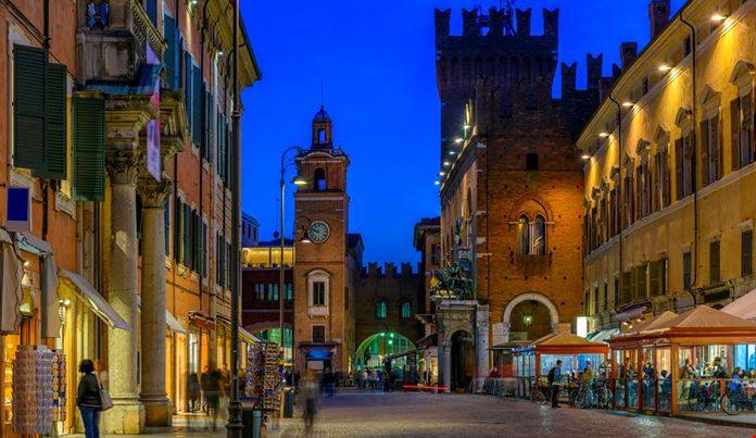 Attivita commerciale in vendita a Ferrara, Centro storico