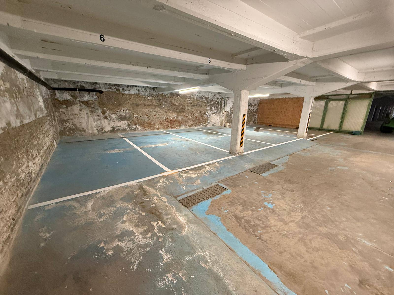 Posto auto coperto in affitto a Ferrara, Centro storico