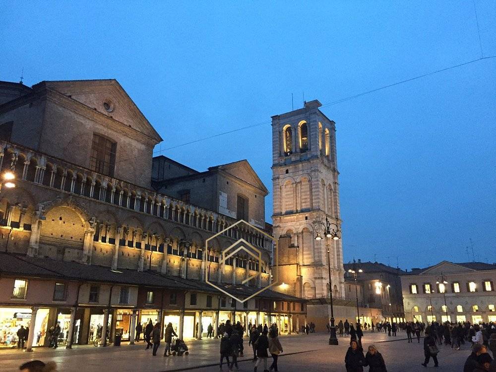 Negozio in vendita a Ferrara, Centro storico