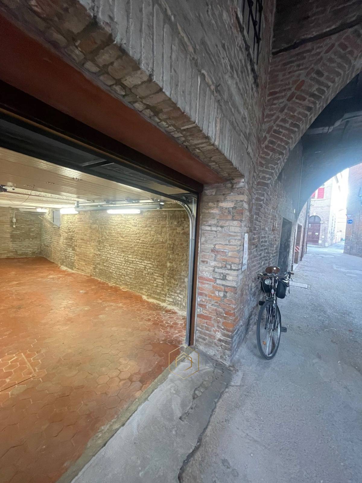 Garage / Posto auto in vendita a Ferrara, Centro storico