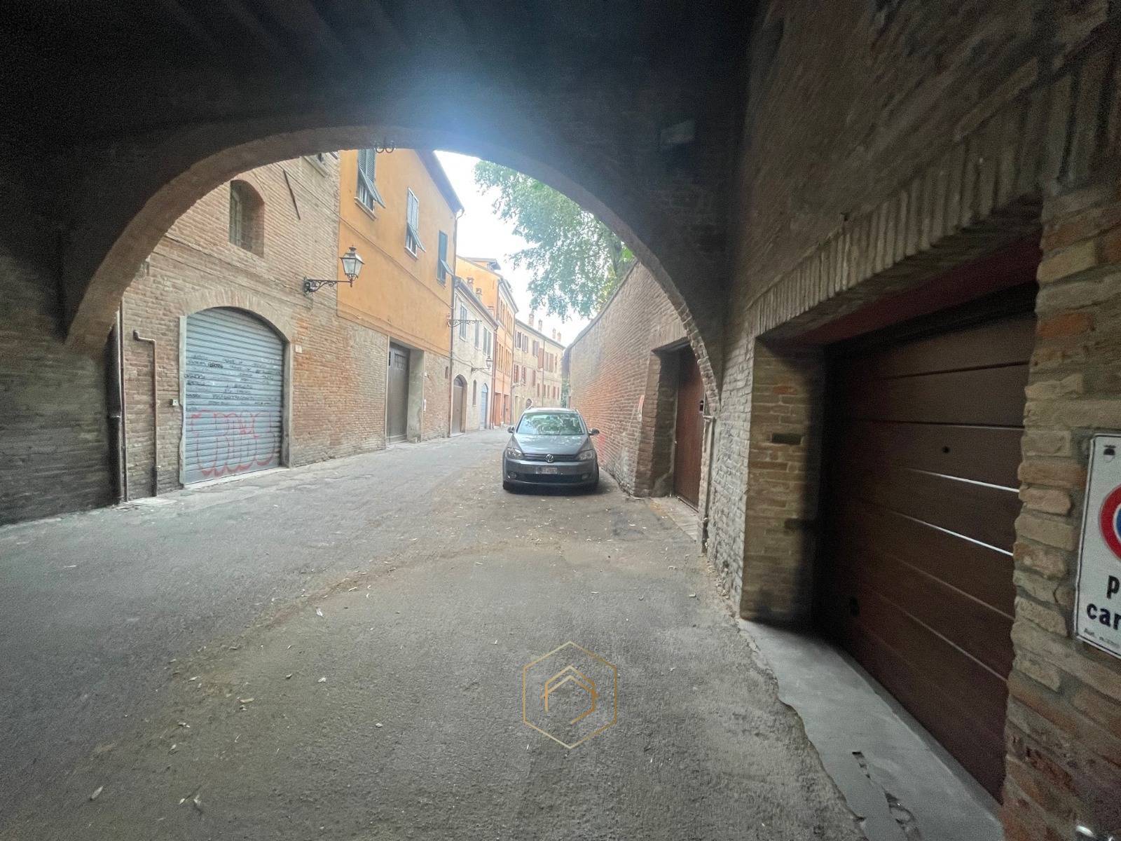 Garage / Posto auto in vendita a Ferrara, Centro storico