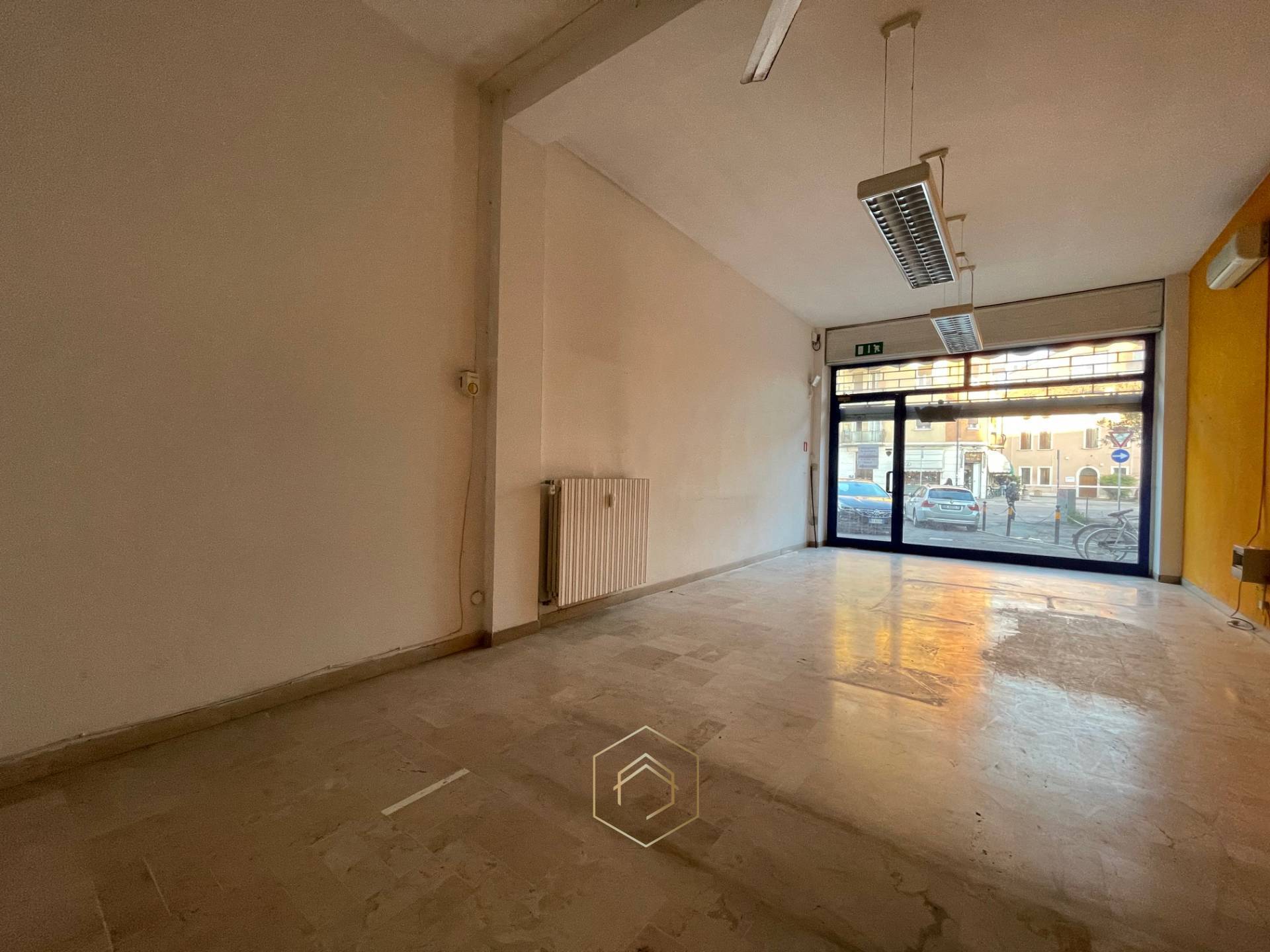 Negozio in vendita a Ferrara, Fuori Mura - Zona Sud