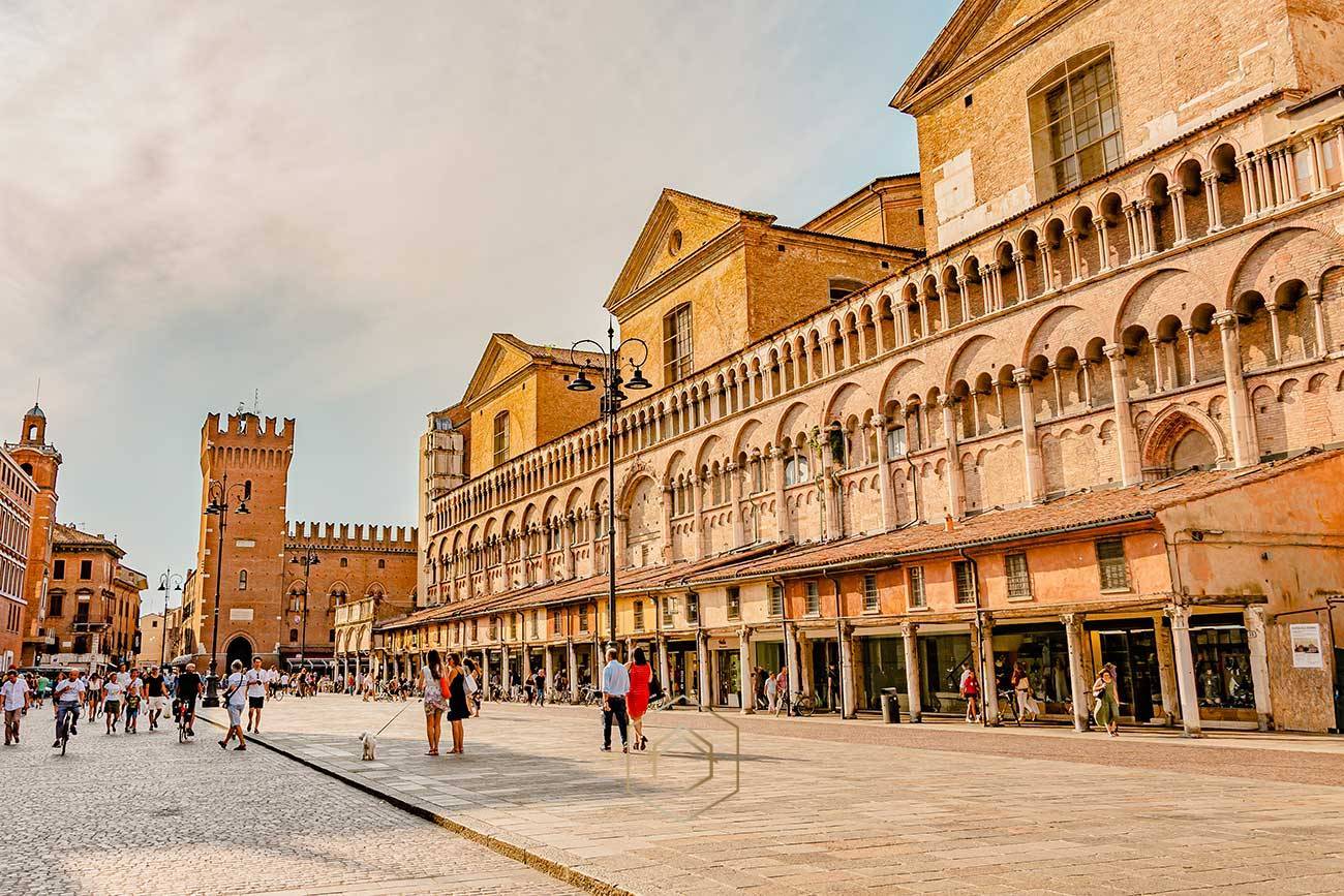 Negozio in vendita a Ferrara, Centro storico