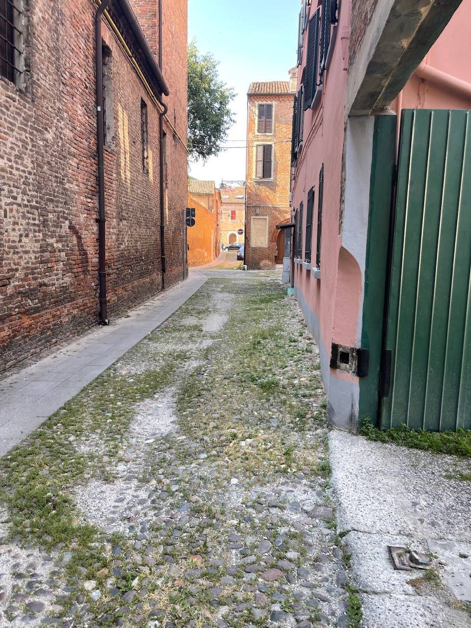 Garage / Posto auto in vendita a Ferrara, Centro storico