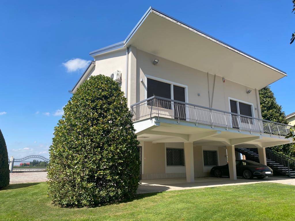 Casa / Villa / Villetta in vendita a Terre del Reno