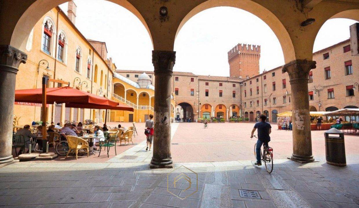 Negozio in affitto a Ferrara, Centro storico