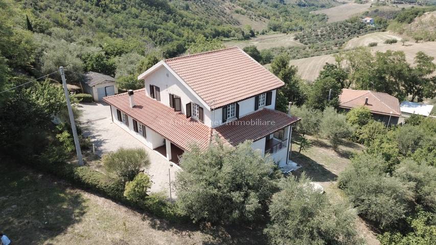Villa in vendita a Collecorvino