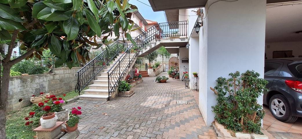 Bifamiliare in vendita a Loreto Aprutino