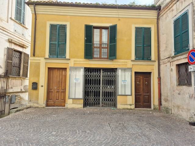 Locale commerciale in affitto a Penne