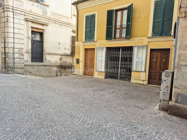 Locale commerciale in affitto a Penne