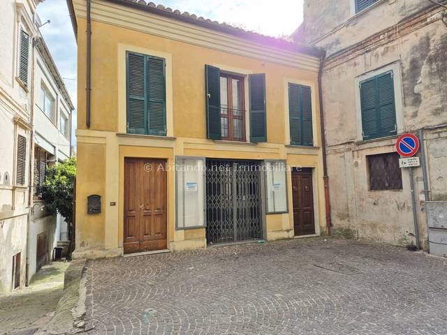Locale commerciale in affitto a Penne