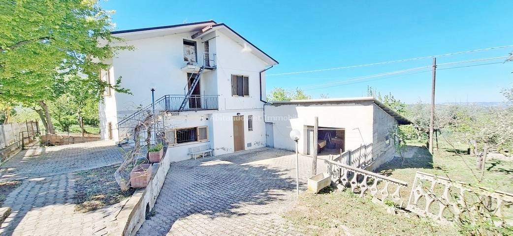 Casa singola in vendita a Montebello di Bertona