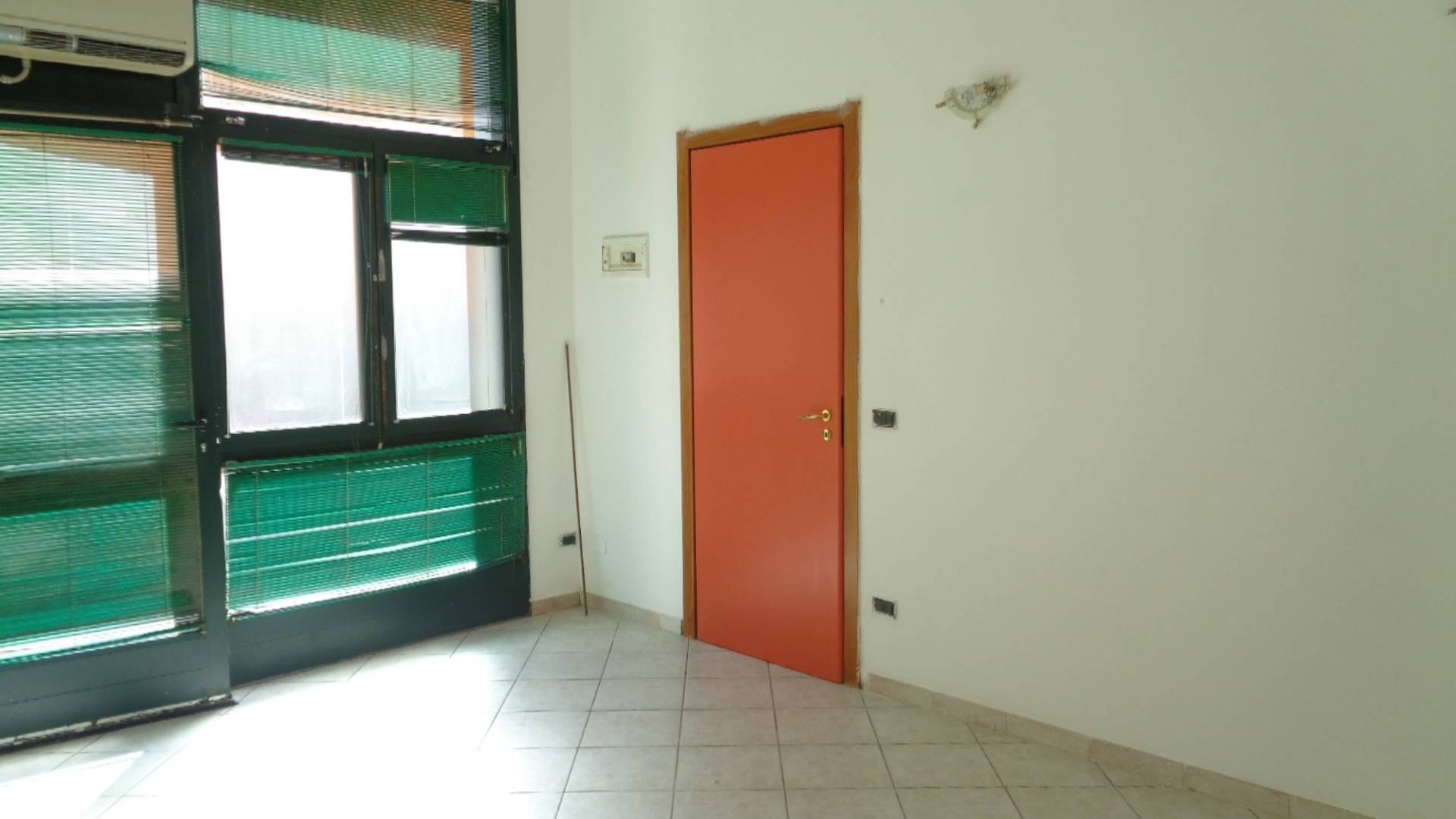 Ufficio in vendita a Ferrara, MONTEBELLO - PIAZZA ARIOSTEA