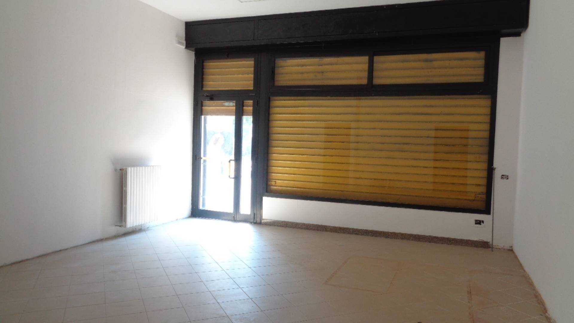 Locale commerciale in affitto a Ferrara, FORO BOARIO-INGEGNERIA