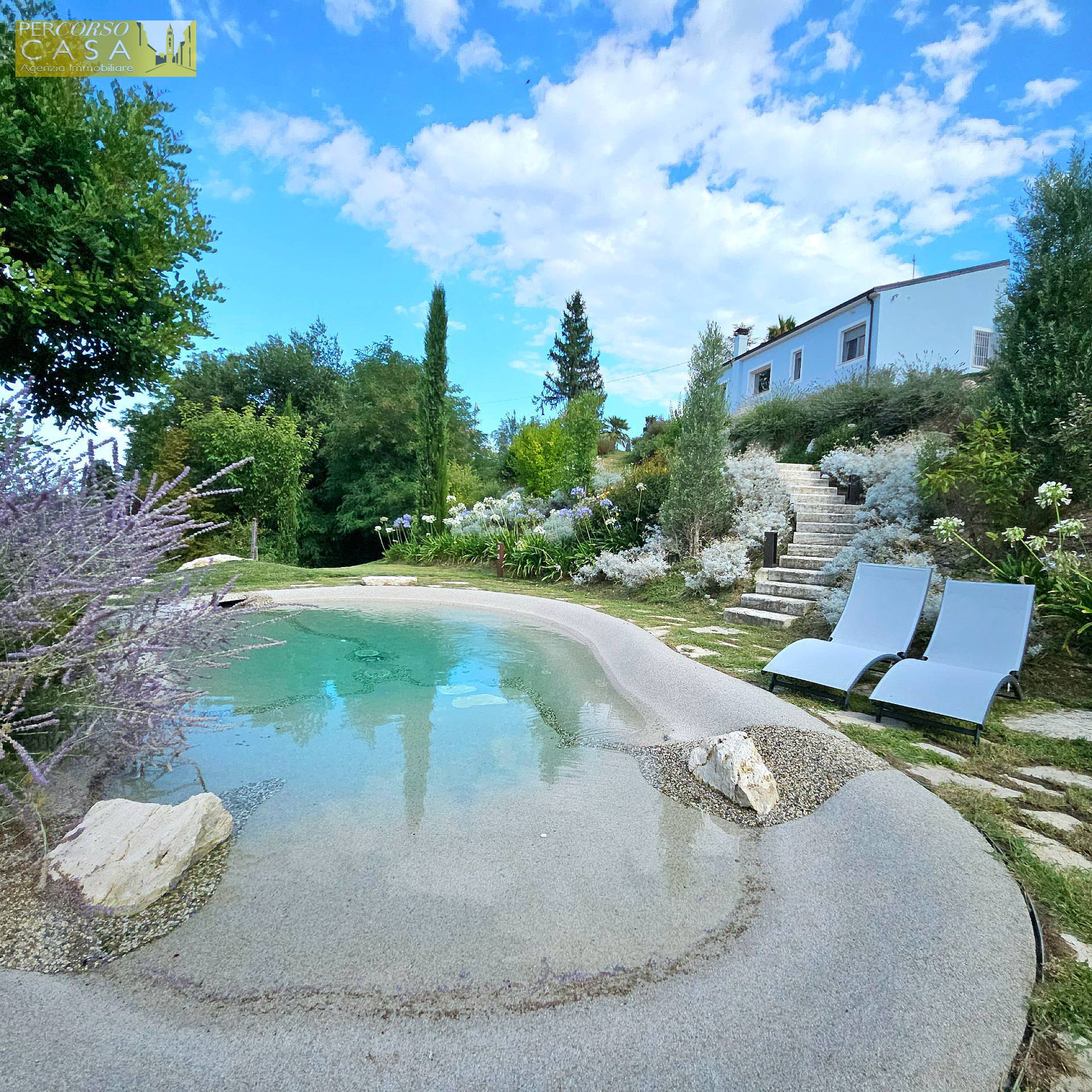 VILLA BIFAMILIARE CON PISCINA E TERRENO in vendita a Teramo