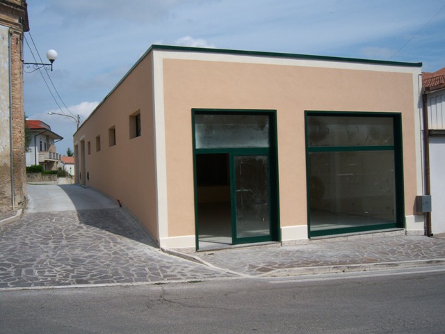 Locale Commerciale in affitto a Nereto, Vibrata