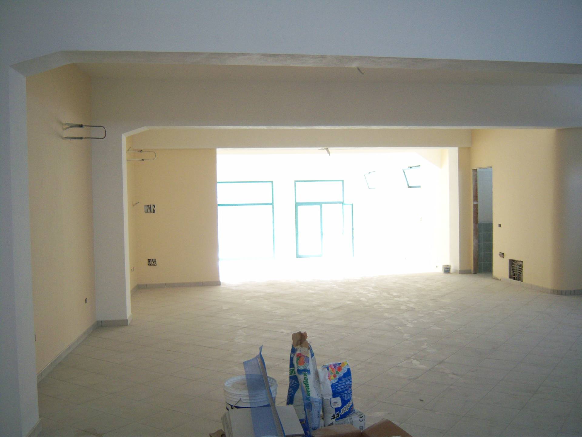 Locale Commerciale in affitto a Nereto, Vibrata