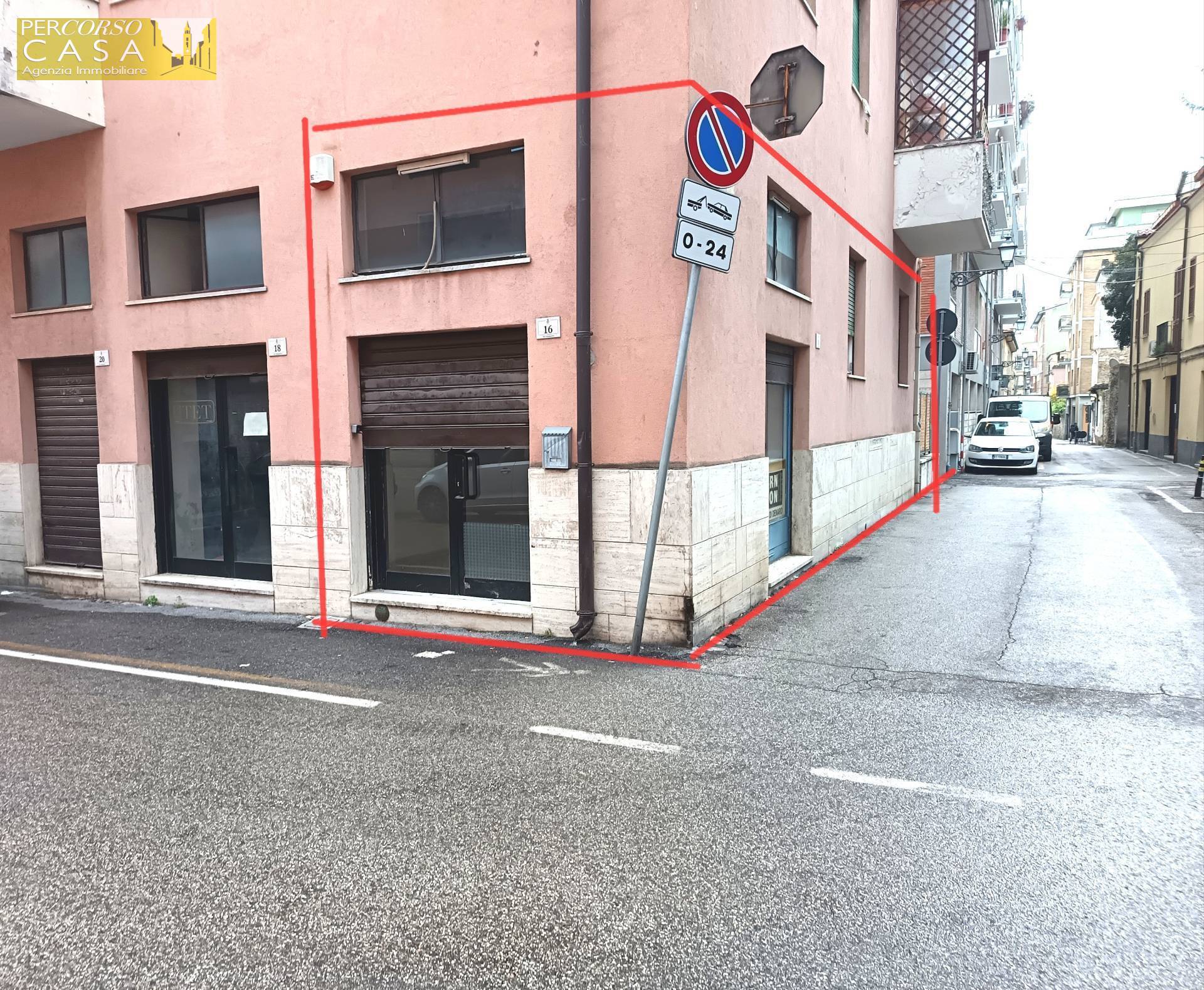 Locale Commerciale in vendita a Teramo, Centro Storico