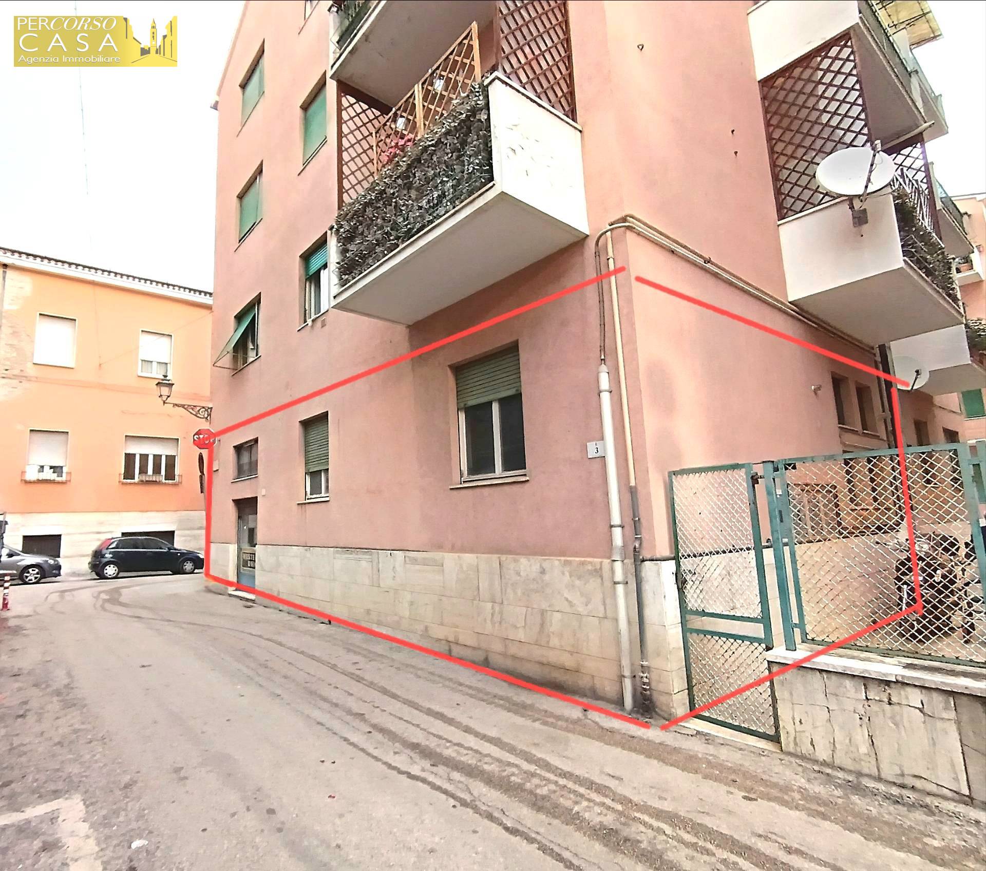 Locale Commerciale in vendita a Teramo, Centro Storico