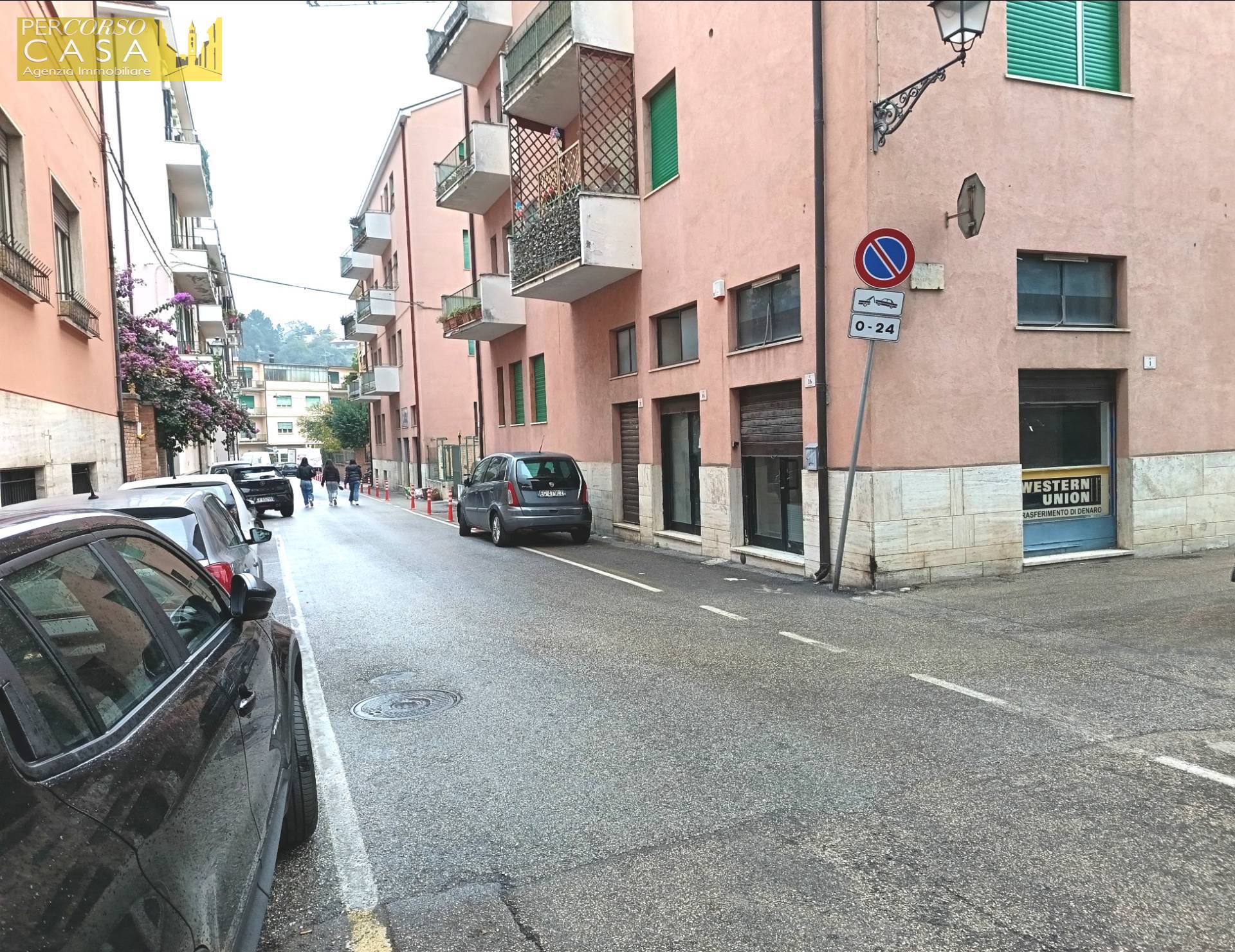 Locale Commerciale in vendita a Teramo, Centro Storico