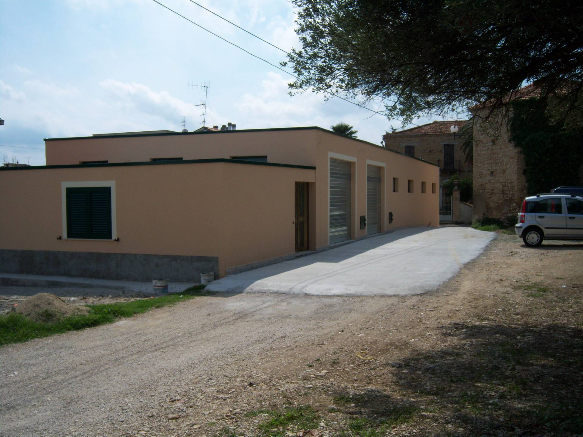 Locale Commerciale in affitto a Nereto, Vibrata