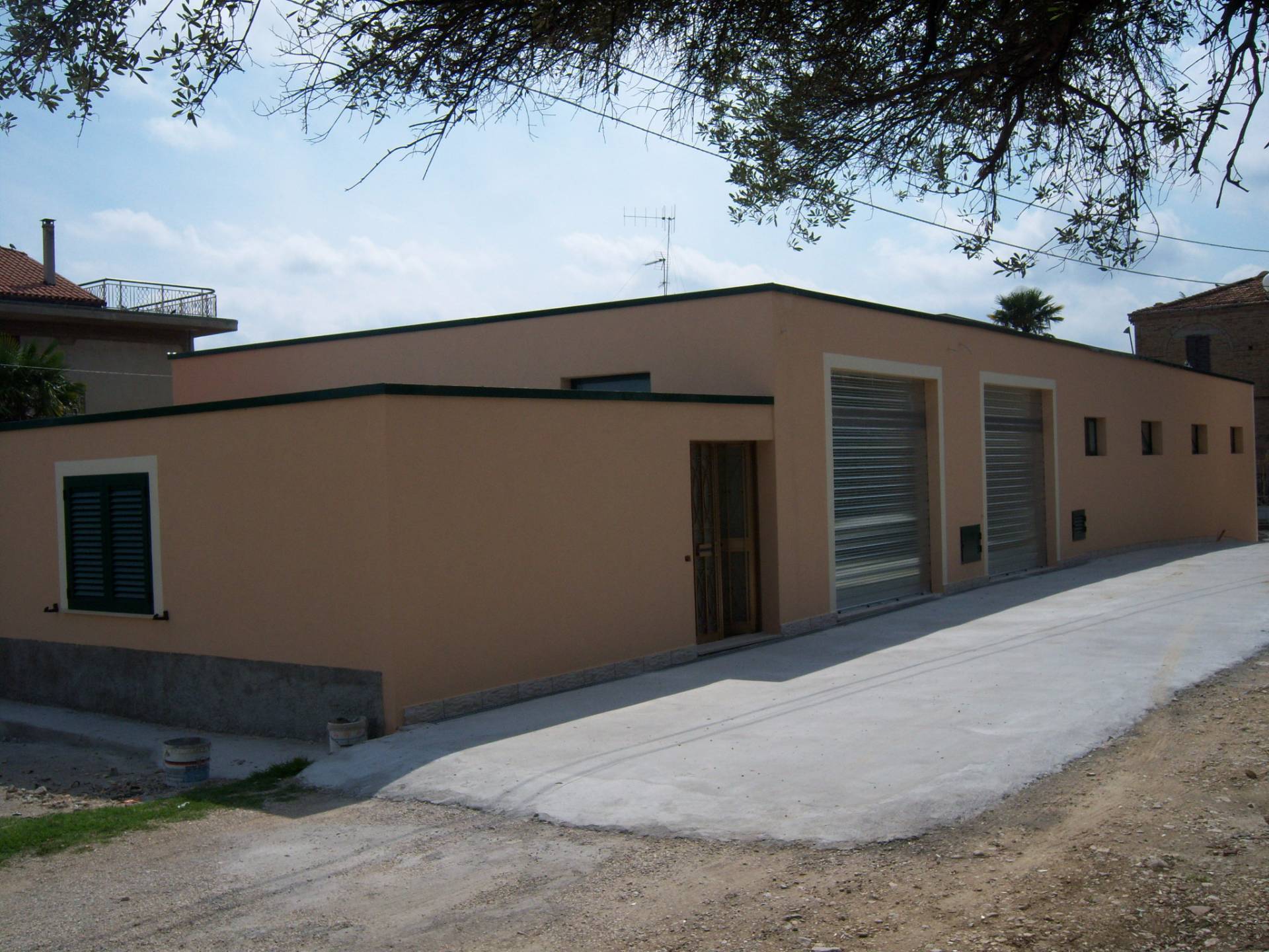 Locale Commerciale in affitto a Nereto, Vibrata