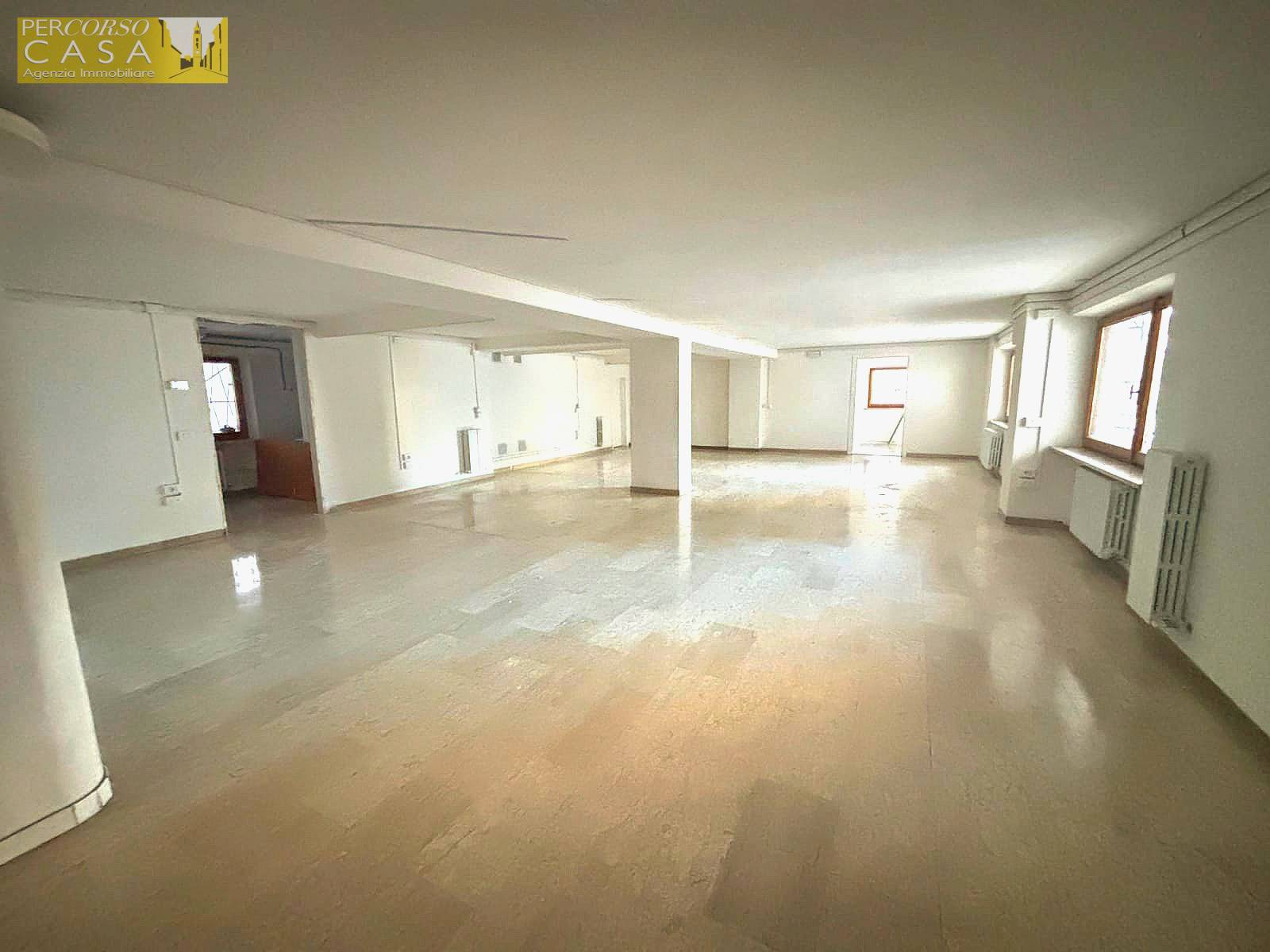 Locale Commerciale in affitto a Teramo, Stazione