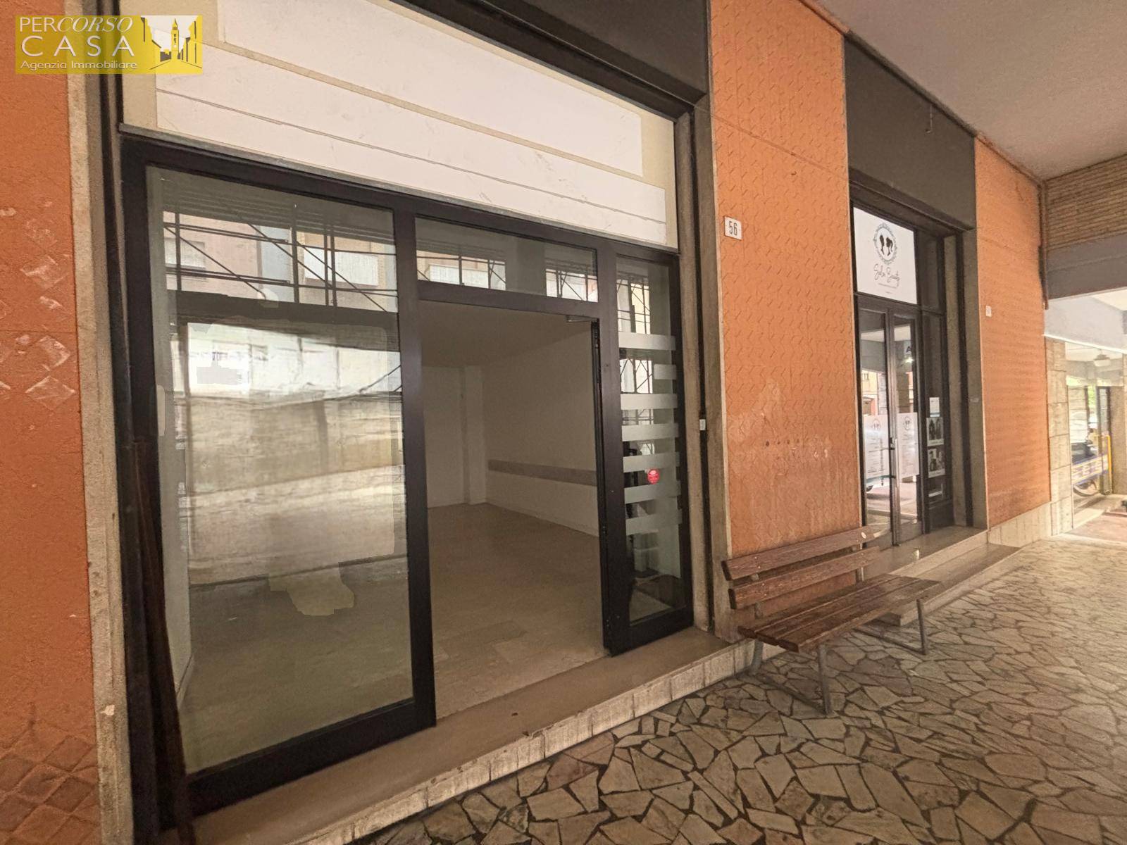 Locale Commerciale in affitto a Teramo, Stazione