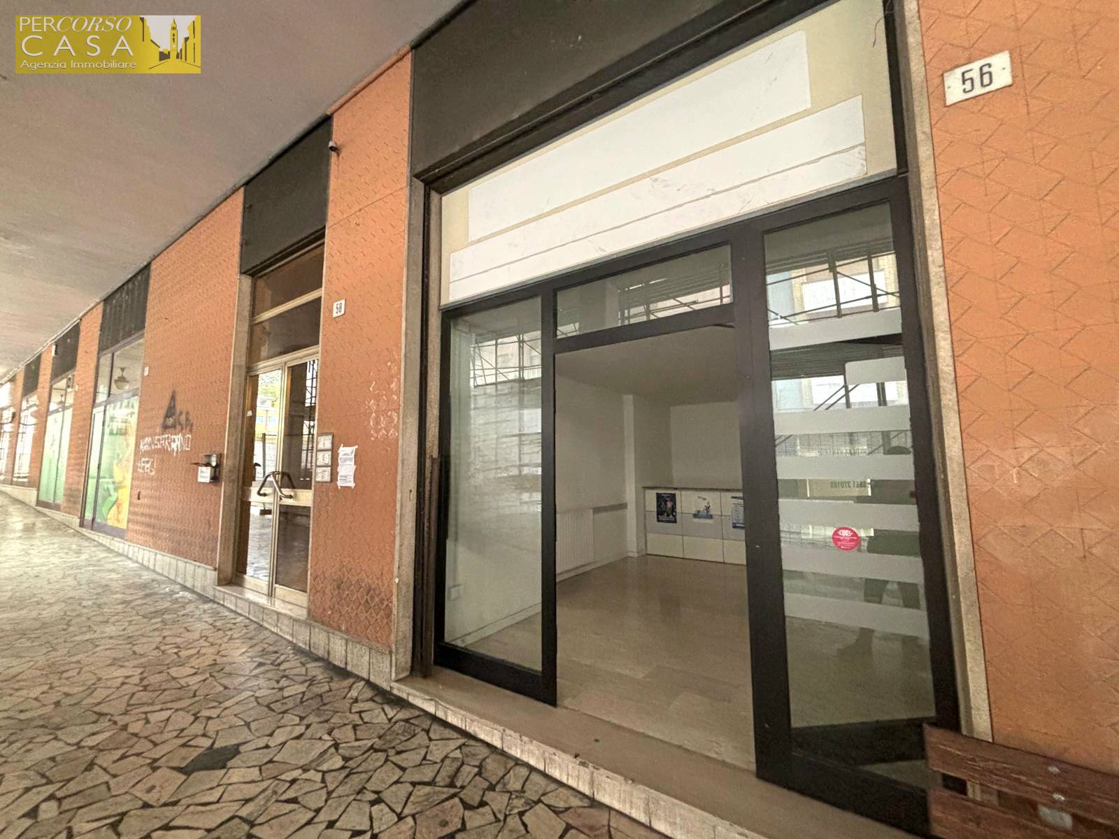 Locale Commerciale in affitto a Teramo, Stazione