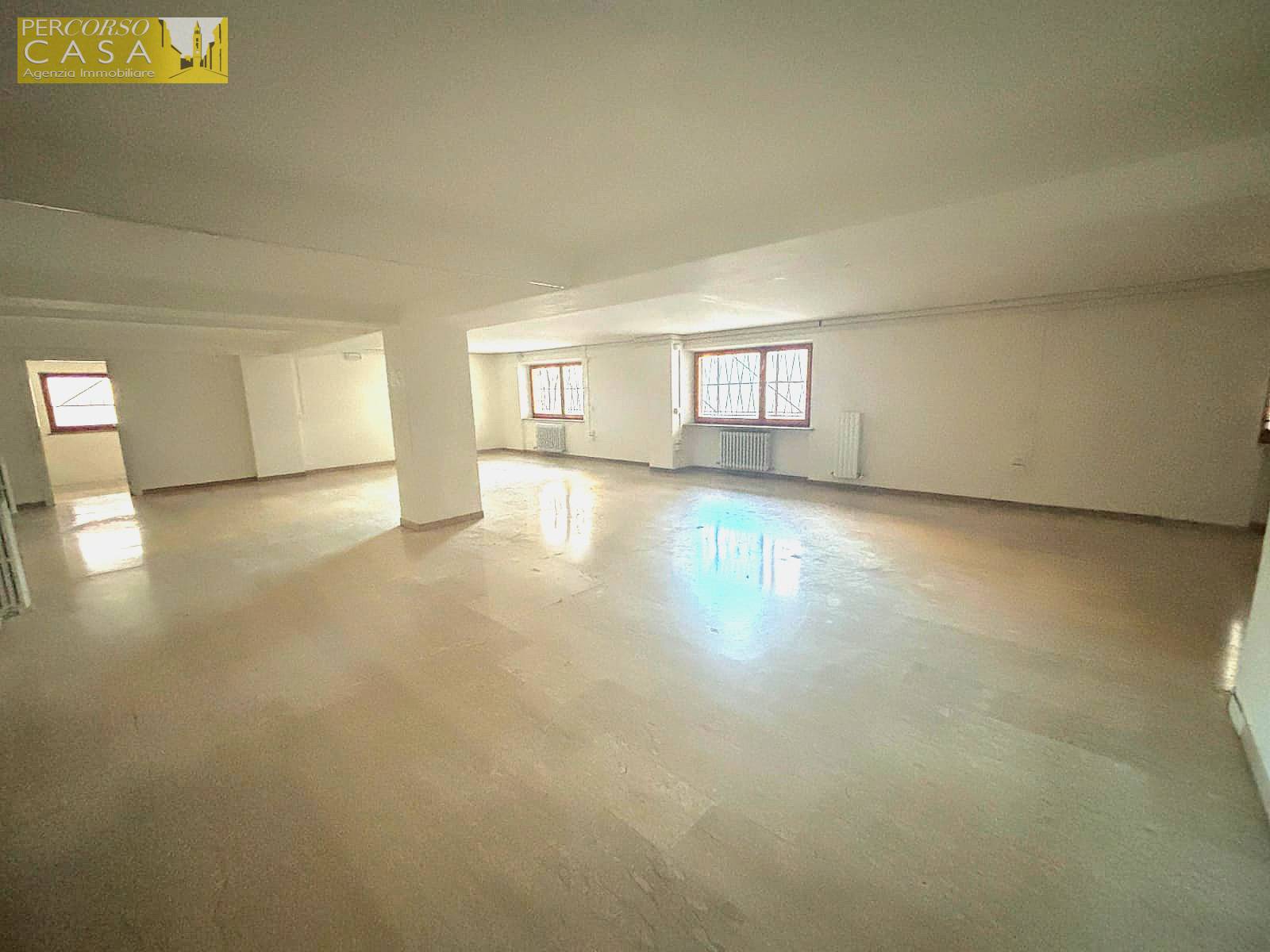 Locale Commerciale in affitto a Teramo, Stazione