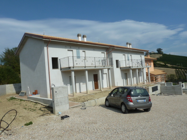 Cossignano villa con terrazzo